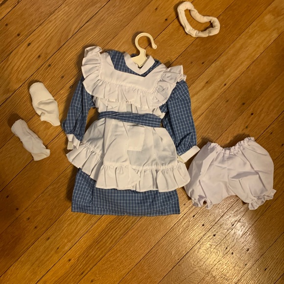 Retired American Girl doll, Samantha Parkington. With all shown outfits - Picture 7 of 16